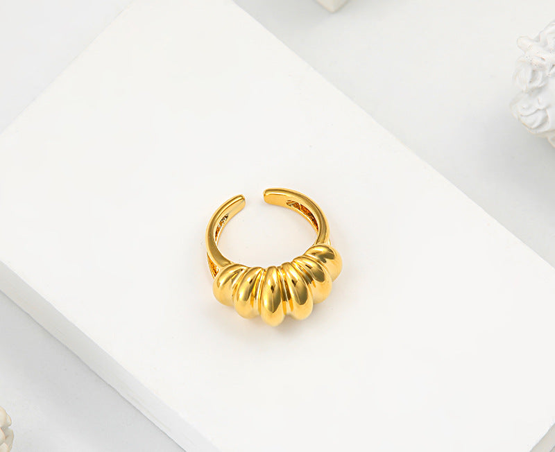 Croissant Ring in Gold