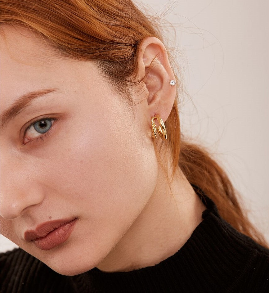 Dione Hoops in Gold