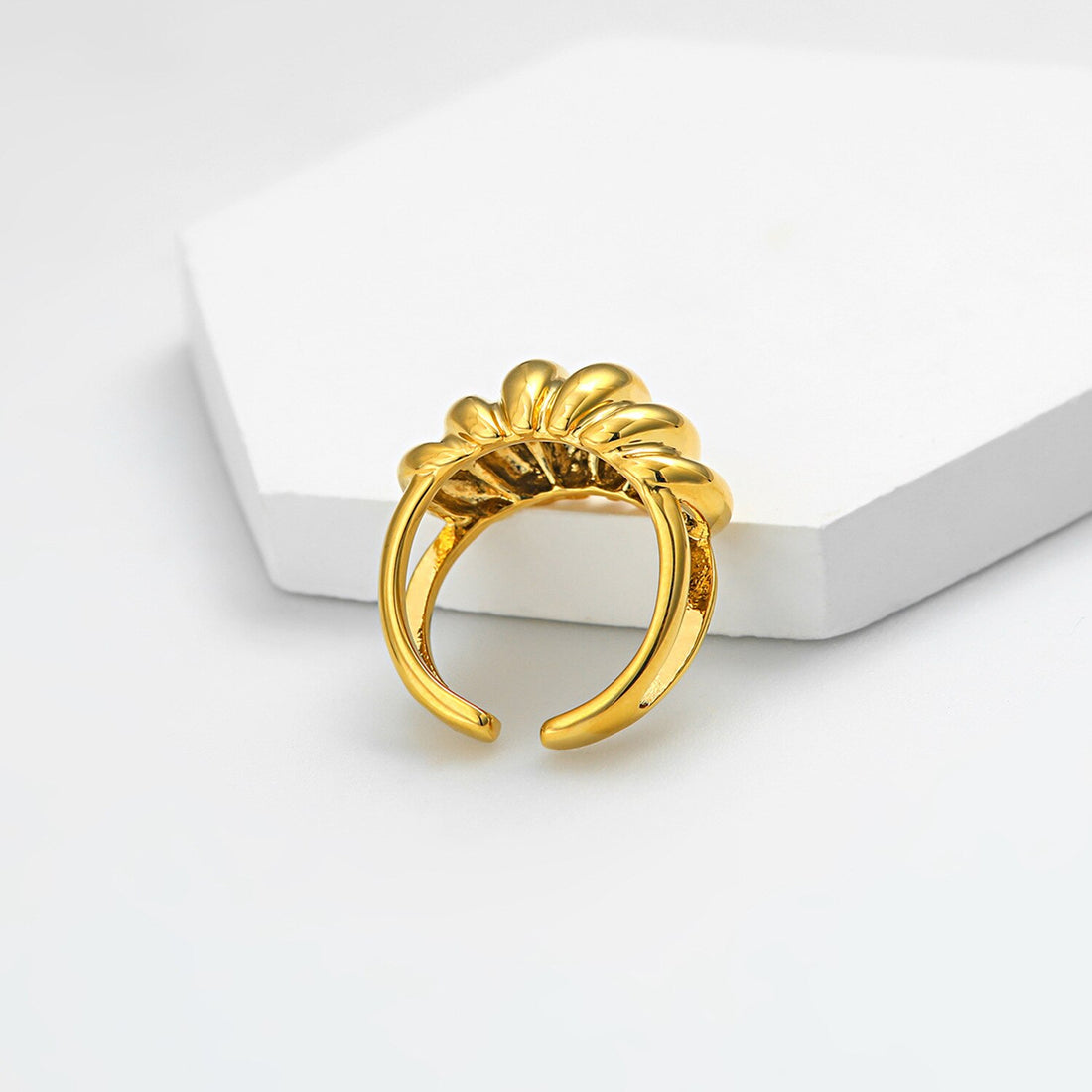 Croissant Ring in Gold