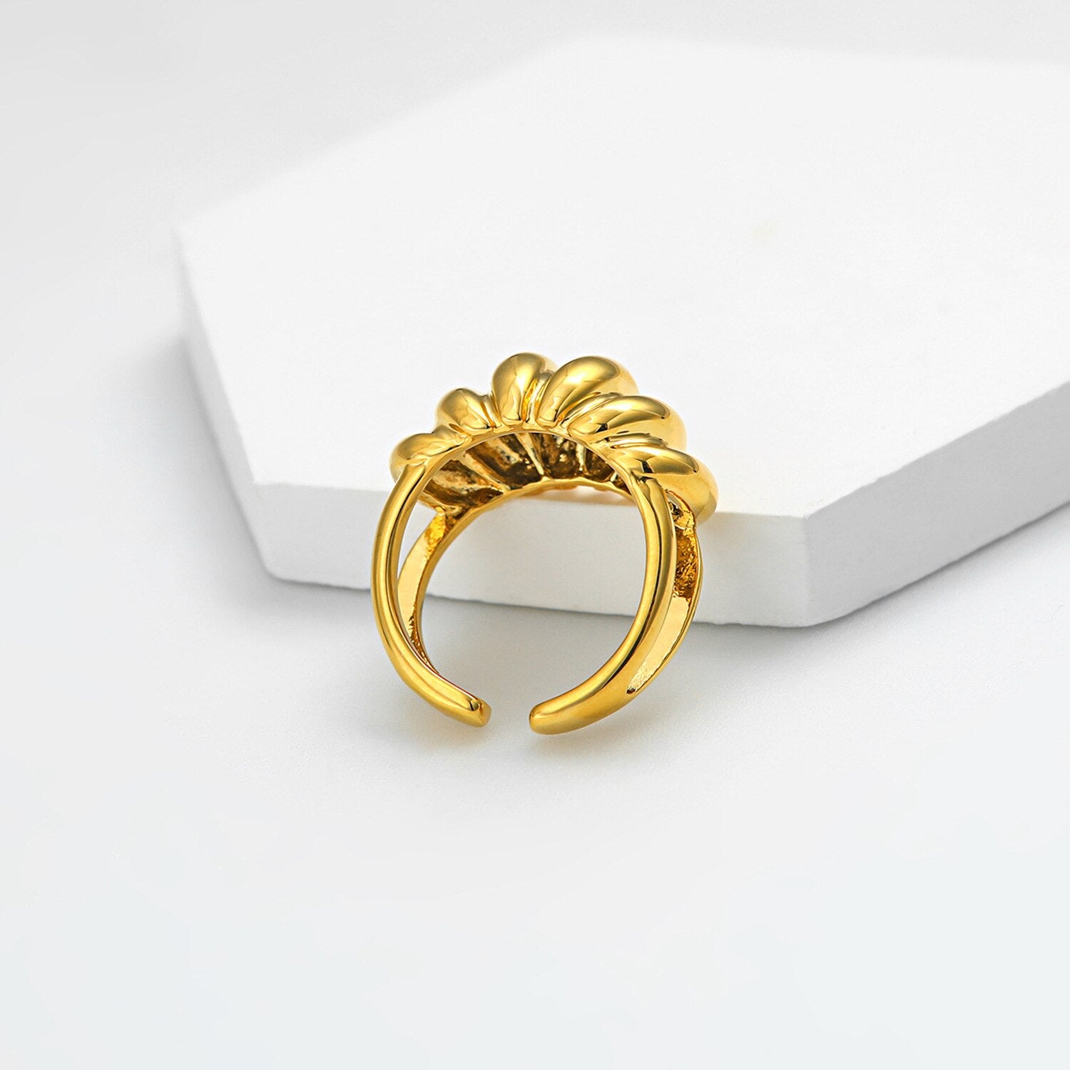 Croissant Ring in Gold